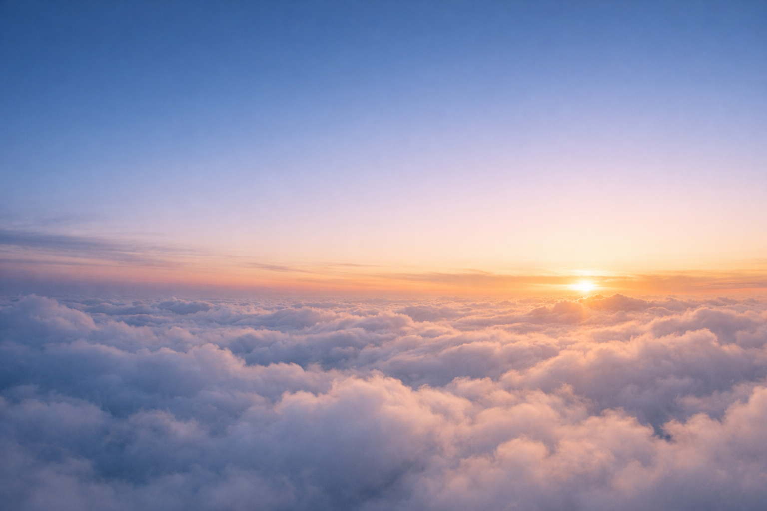 夜明け前の空と雲海を上空から見下ろす、静かでやさしい雰囲気の風景
